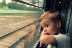 Ребенок в поезде смотрит в окно