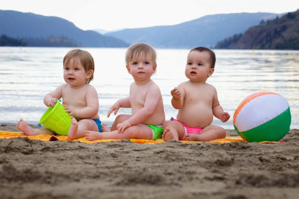 дети на пляже с игрушками