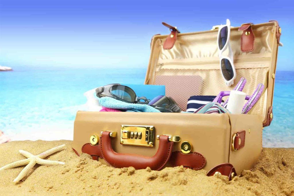 чемодан на пляже