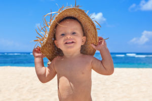 мальчик на пляже улыбается